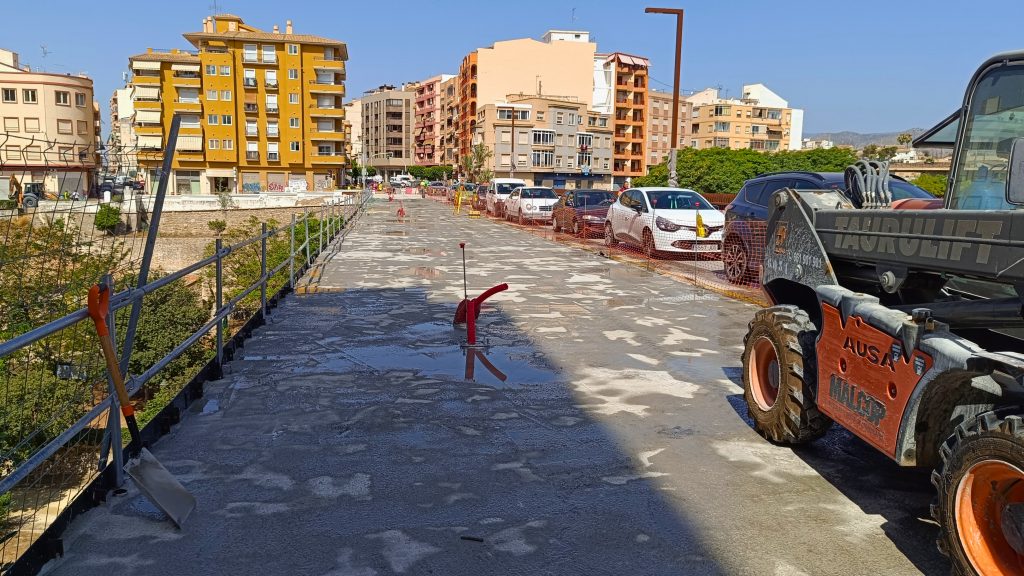 Termina el hormigonado de la losa que amplía el puente sobre el río Amadorio de Villajoyosa