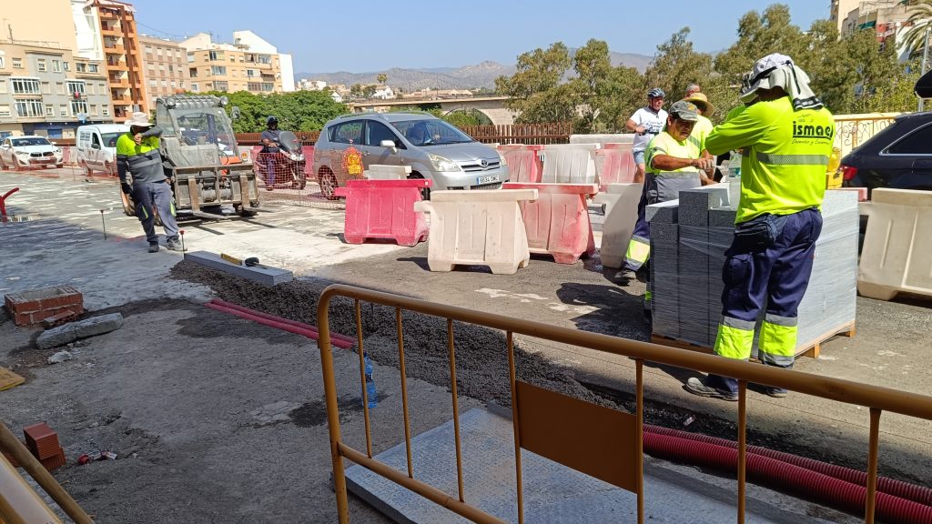 Termina el hormigonado de la losa que amplía el puente sobre el río Amadorio de Villajoyosa