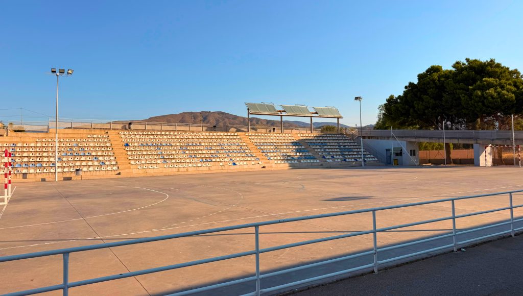 El Ayuntamiento de Villajoyosa renovará de forma integral las pistas deportivas del polideportivo La Torreta