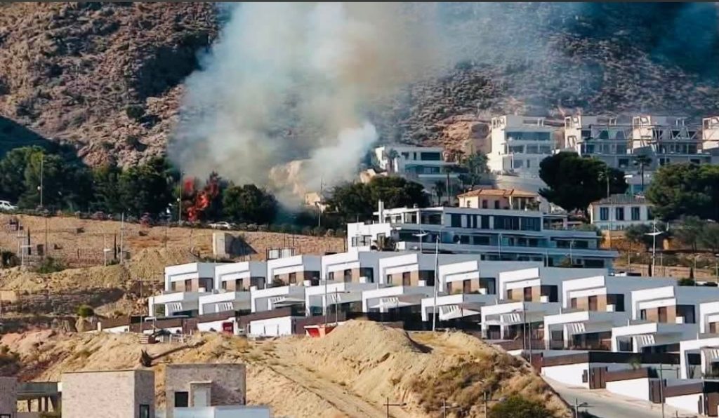 Controlado un incendio de vegetación en Finestrat tras calcinar 1.500 metros cuadrados junto a Golf Bahía 0