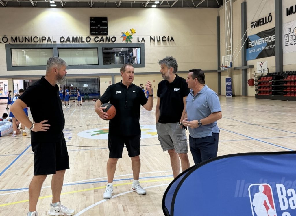 El entrenador asistente de los Sixers en la NBA Basketball School de La Nucía 1