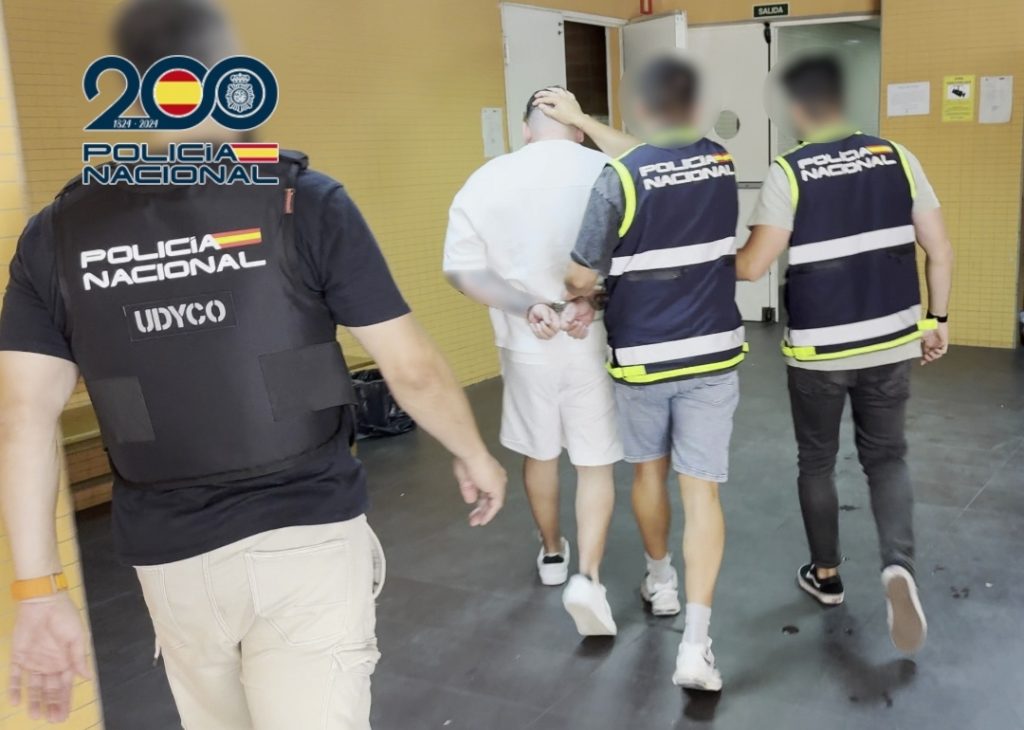 Espectacular persecución entre Alicante y Murcia: la Policía Nacional intercepta ocho fusiles de guerra AK-47 y detiene a cuatro personas 0