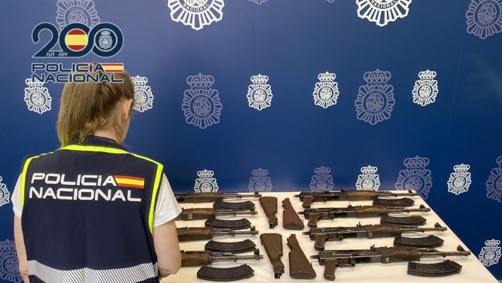 Espectacular persecución entre Alicante y Murcia: la Policía Nacional intercepta ocho fusiles de guerra AK-47 y detiene a cuatro personas 2