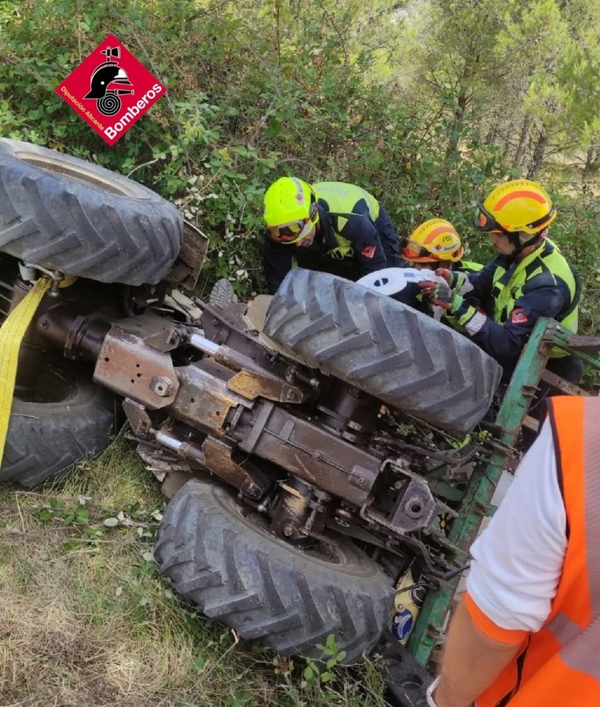 Un hombre resulta herido tras quedar atrapado bajo un tractor en Benimantell 0
