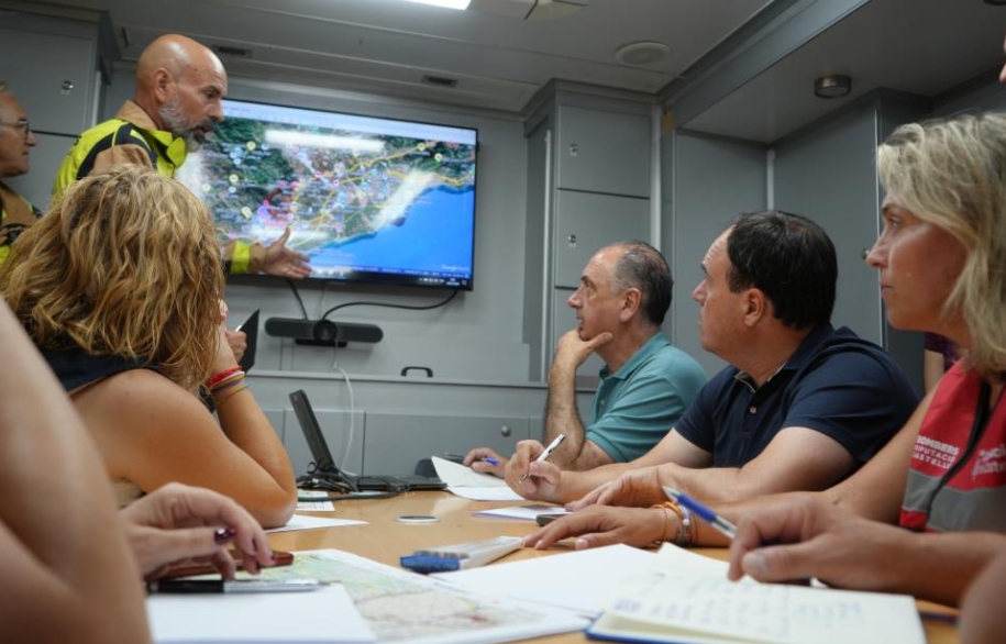 La Generalitat despliega más de 450 efectivos y 20 medios aéreos para combatir el incendio de La Vall d’Uixó 0