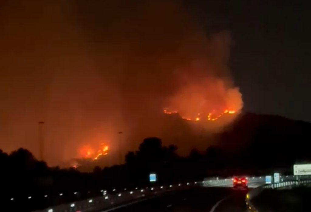 La Generalitat despliega más de 450 efectivos y 20 medios aéreos para combatir el incendio de La Vall d’Uixó 1