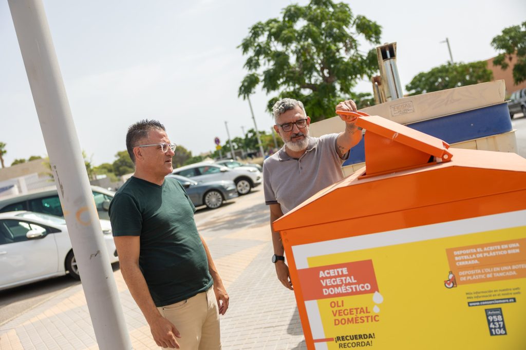 L’Alfàs del Pi recicla 312 litros de aceite usado y cerca de 900 kilos de textil en apenas dos meses
