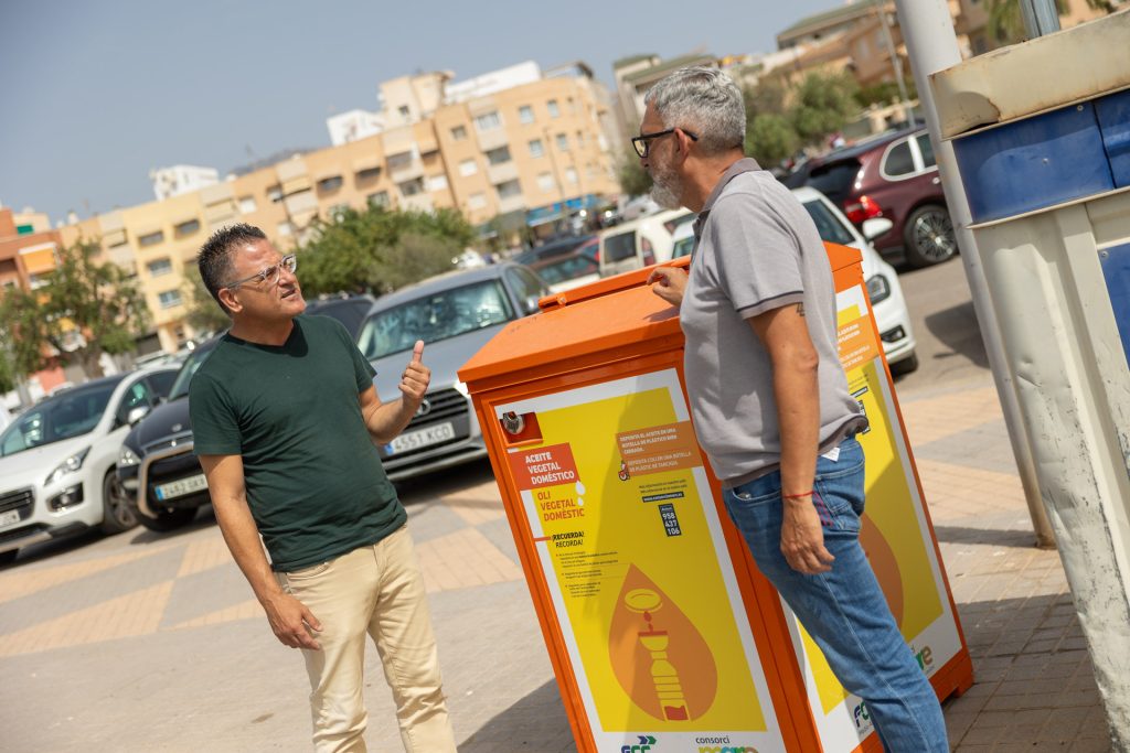 L’Alfàs del Pi recicla 312 litros de aceite usado y cerca de 900 kilos de textil en apenas dos meses