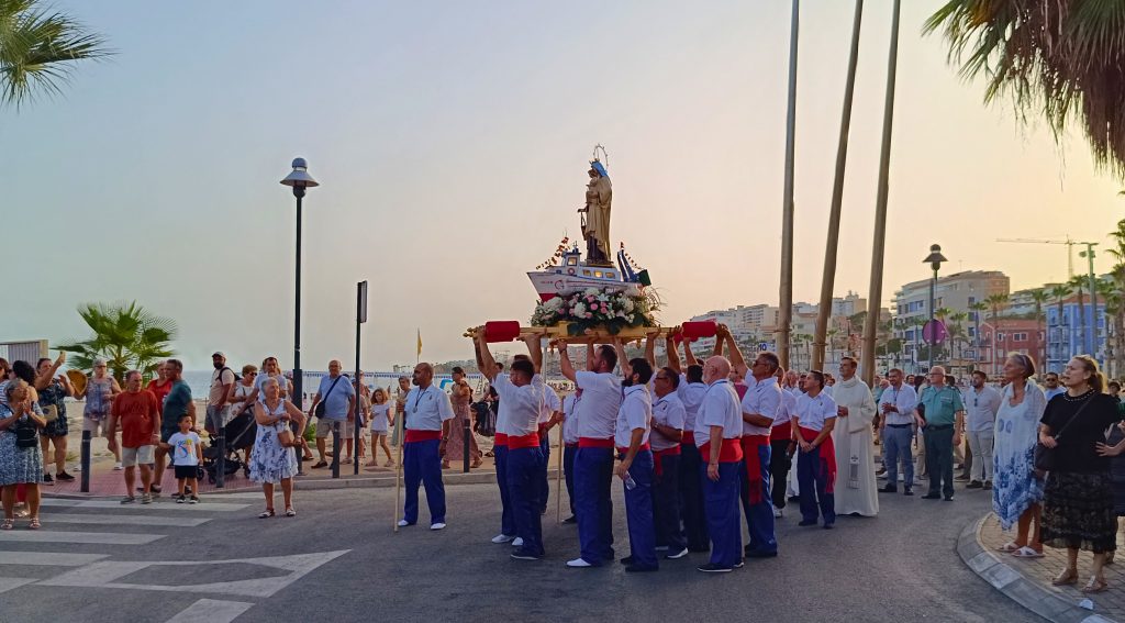 Villajoyosa honra a la Virgen del Carmen con una multitudinaria procesión marinera por la bahía