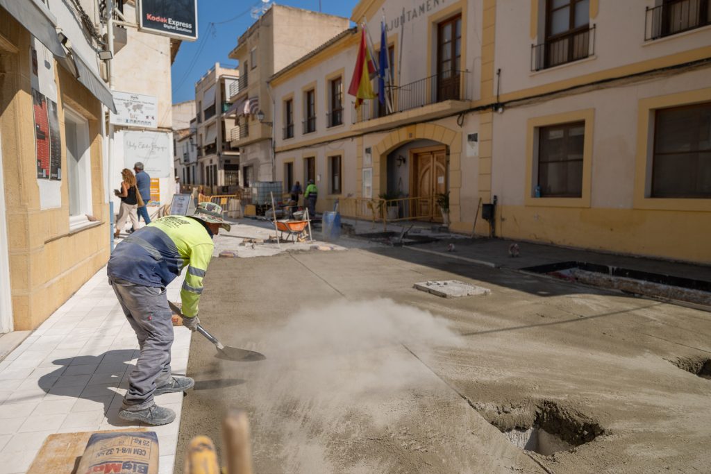 Las obras de la Plaza Mayor y la calle Federico García Lorca de l'Alfàs del Pi entran en su última fase y finalizarán en agosto