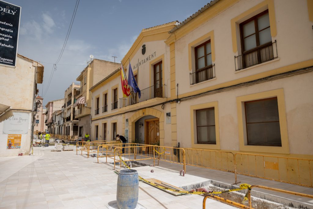 Obras de remodelación de la Plaza Mayor y la calle Federico García Lorca de l’Alfàs del Pi durante la fase final de ejecución.
