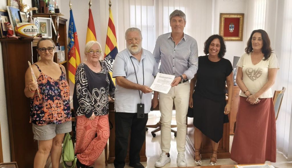 Marcos Zaragoza y José Luis Calvo durante la firma del convenio entre Villajoyosa y Doble Amor