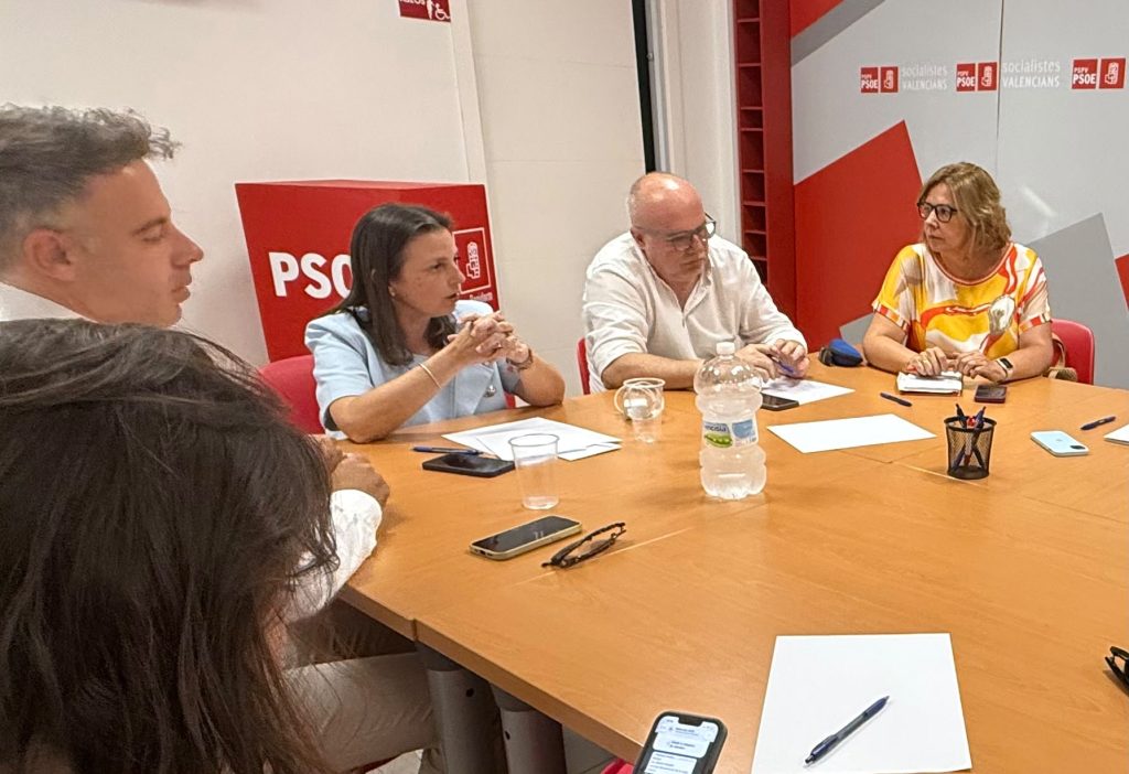Portavoces del PSPV Benidorm criticando la gestión de Martínez Mus y Toni Pérez