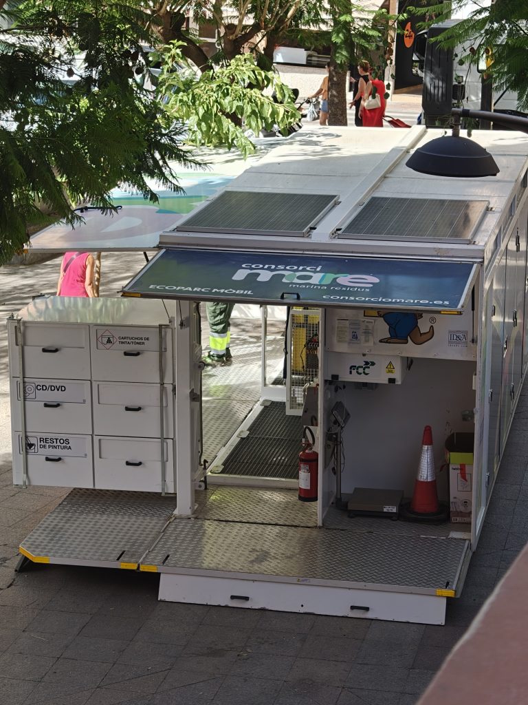 Instalaciones del ecoparque móvil de Callosa d’en Sarrià durante la visita del Consorci Mare.