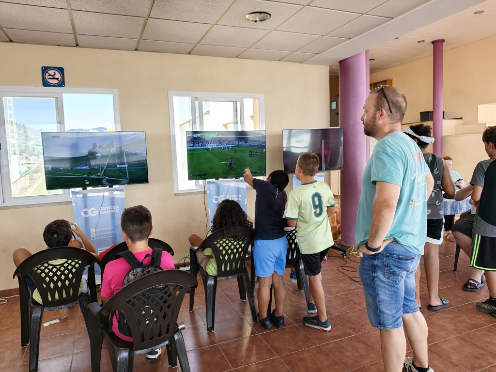 Jóvenes participan en la Game Party de Callosa d’en Sarrià por el Día Internacional de la Juventud
