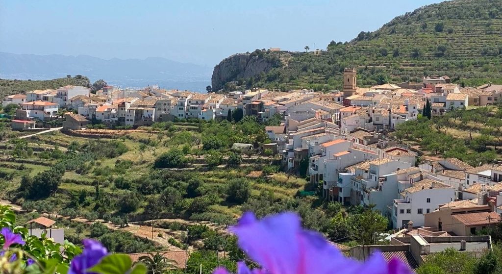 Tàrbena lleva más de 15 días incomunicada por una avería tras las obras en el depósito de agua