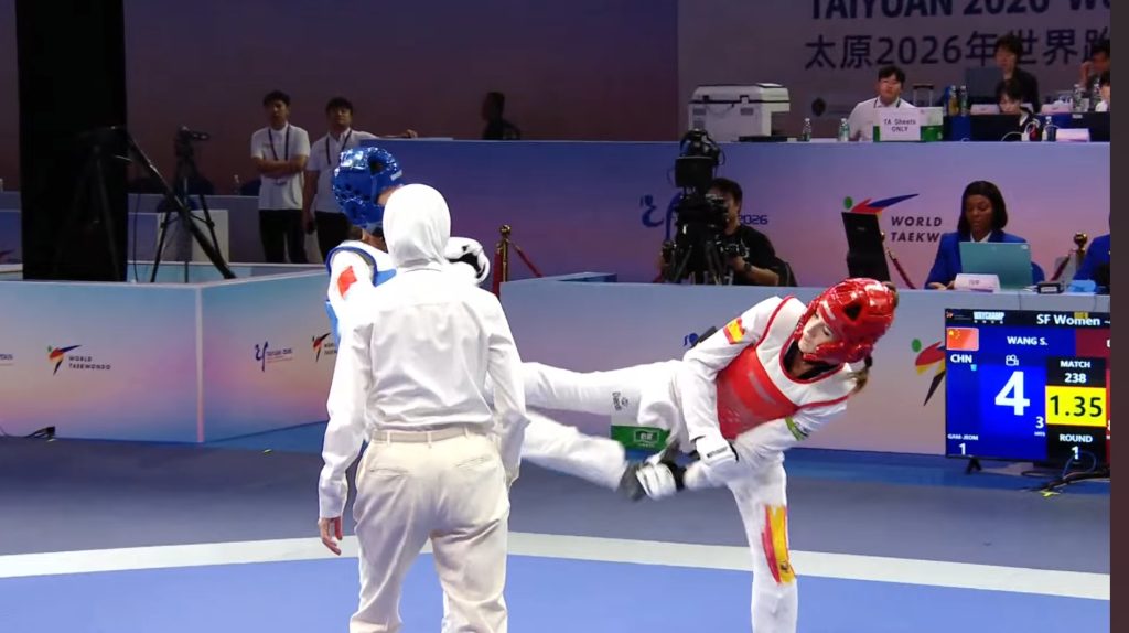 Violeta Díaz celebrando la medalla de bronce en el Mundial Femenino de Taekwondo Taiyuan 2026.