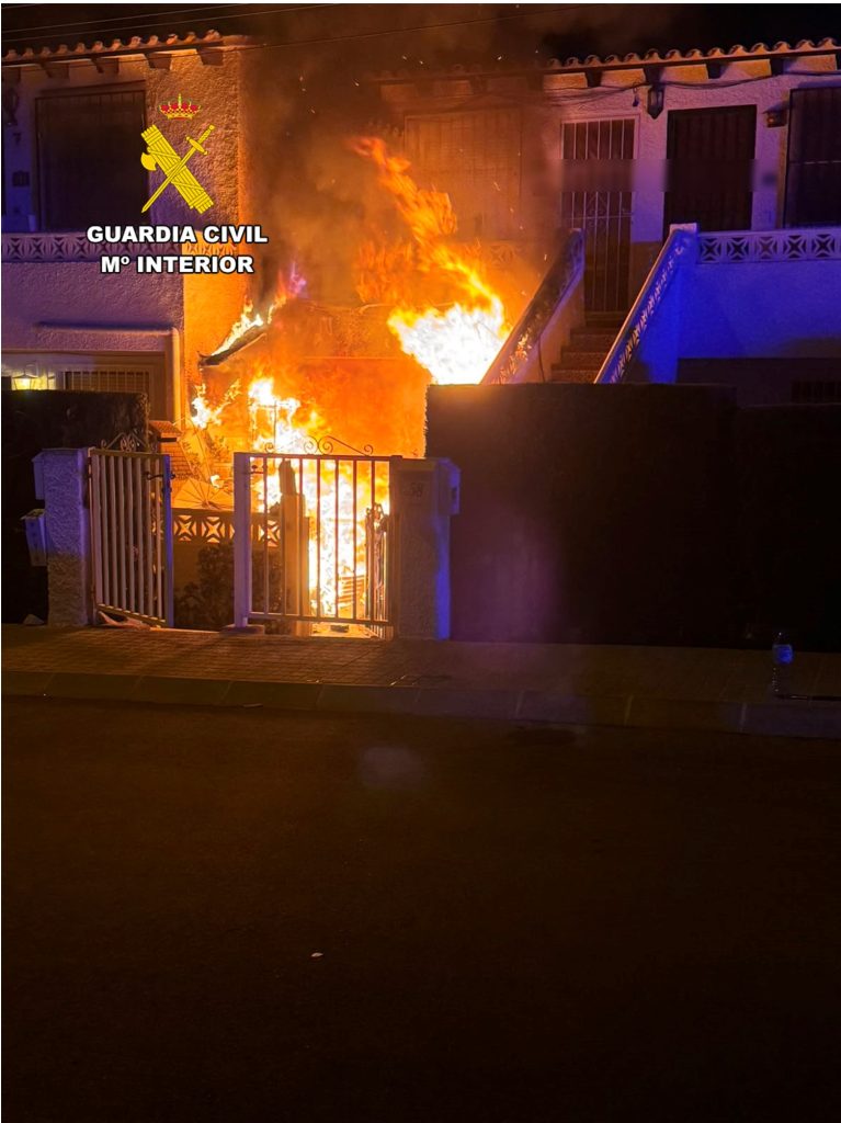 Guardia Civil y Policía Local auxilian a una mujer en un incendio en La Nucía