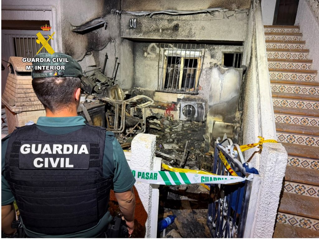 Guardia Civil y Policía Local auxilian a una mujer en un incendio en La Nucía