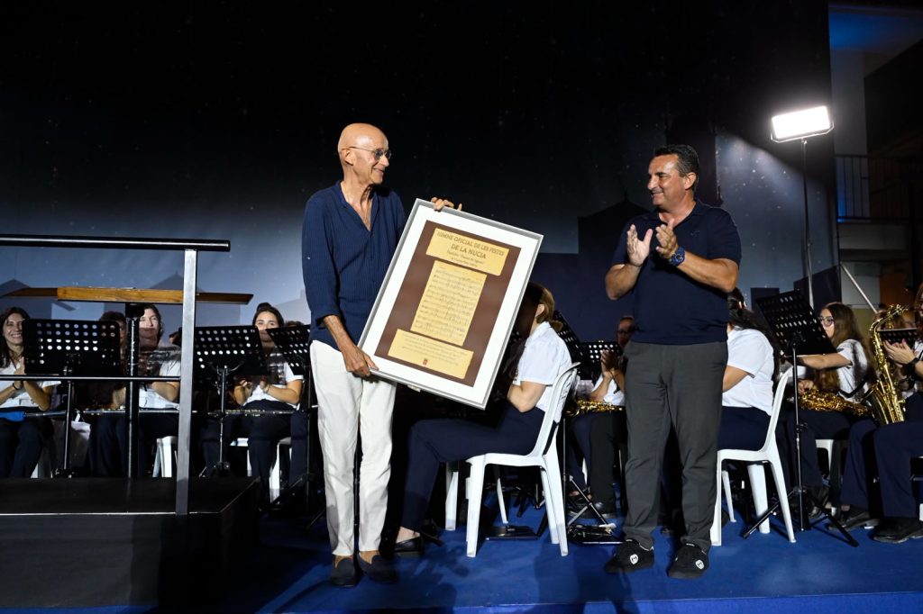 La Unió Musical La Nucia celebra sus 45 años con un emotivo concierto en la plaça Major