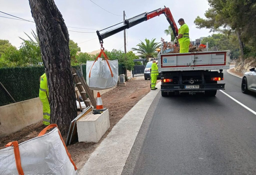 La Diputación de Alicante intensifica la limpieza de la Red Viaria Provincial para prevenir incendios forestales