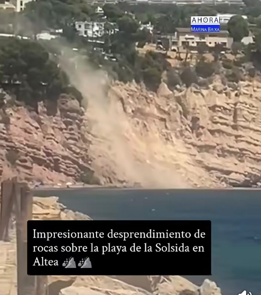 Desprendimiento de rocas en la playa de la Solsida de Altea: un bañista se salva al estar nadando 2
