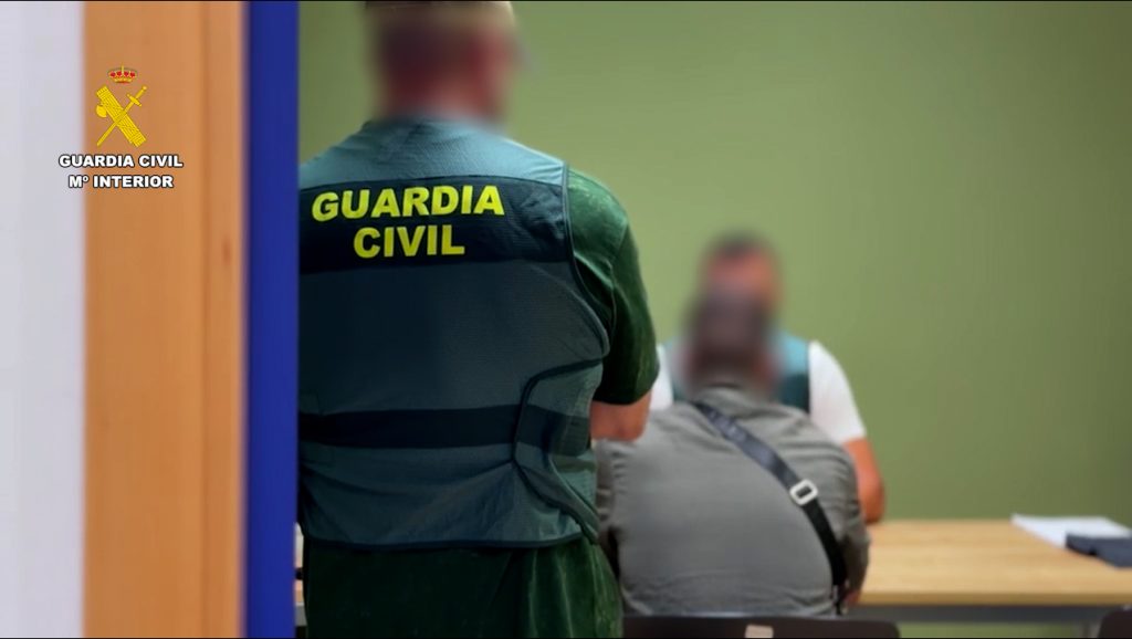 Agentes de la Guardia Civil investigando tras la detención de dos personas por secuestro y robo de criptomonedas en Finestrat.