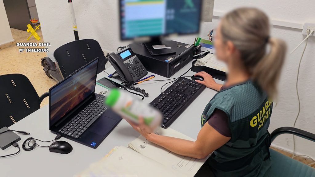La Guardia Civil desarticula la venta ilegal por internet de más de 22.000 litros de un herbicida restringido