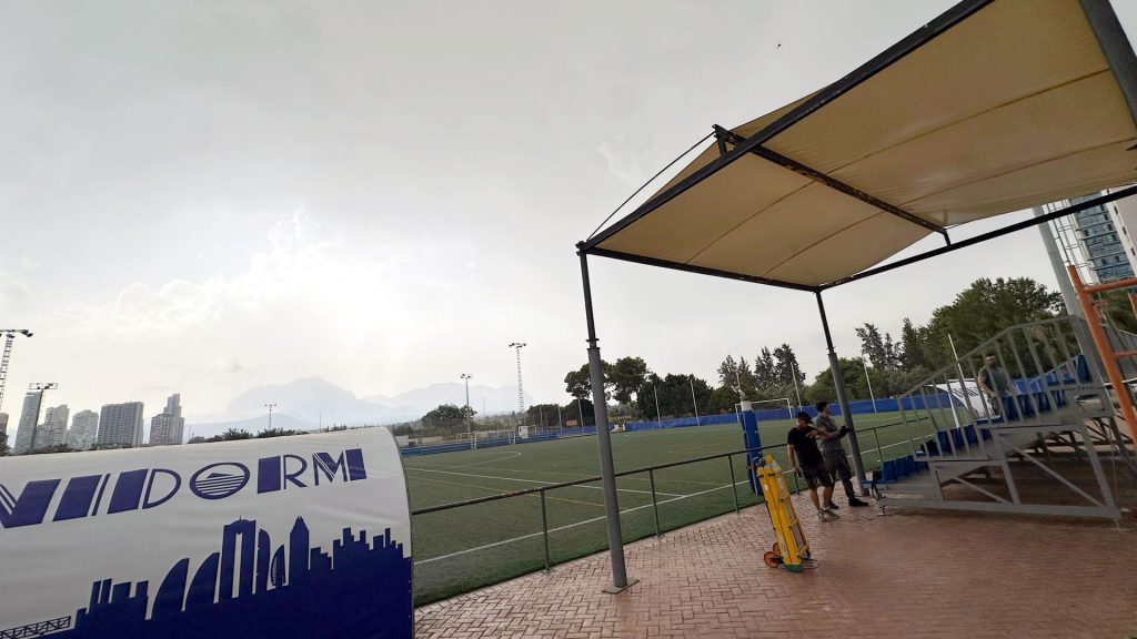 Benidorm ejecuta la mejora del vallado y techado en los campos Antonio López