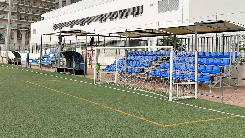 Benidorm ejecuta la mejora del vallado y techado en los campos Antonio López