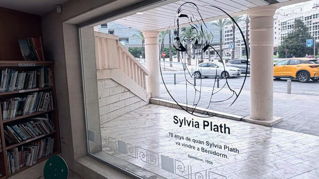 Benidorm conmemora el 70 aniversario de la luna de miel de Sylvia Plath con una ruta por los escenarios que inspiraron su obra