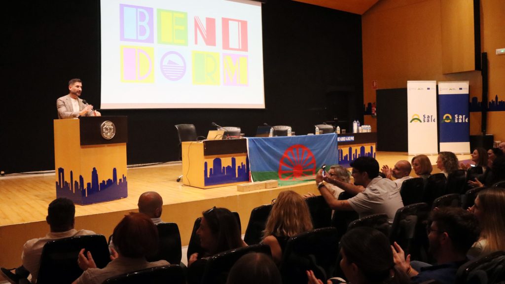 Los profesionales del programa Sarsalé de acompañamiento al pueblo gitano celebran en Benidorm su primer encuentro regional