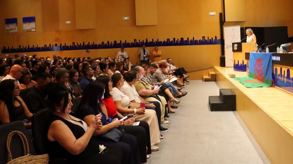 Los profesionales del programa Sarsalé de acompañamiento al pueblo gitano celebran en Benidorm su primer encuentro regional
