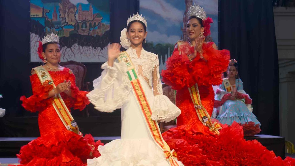 Naihara López de las Huertas es coronada como nueva Reina Infantil de la Casa de Andalucía de Benidorm