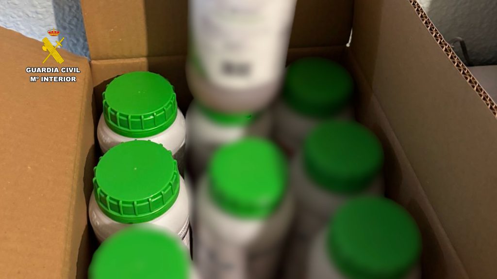 La Guardia Civil desarticula la venta ilegal por internet de más de 22.000 litros de un herbicida restringido