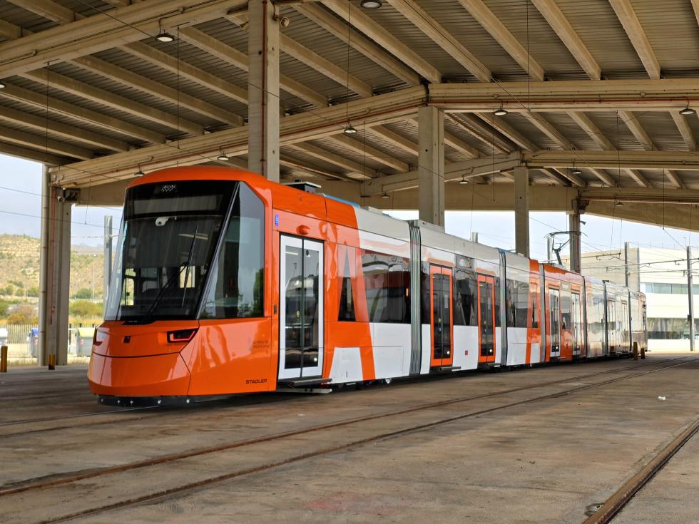 TRAM d’Alacant expone en La Marina trenes históricos y el nuevo tranvía 4.500