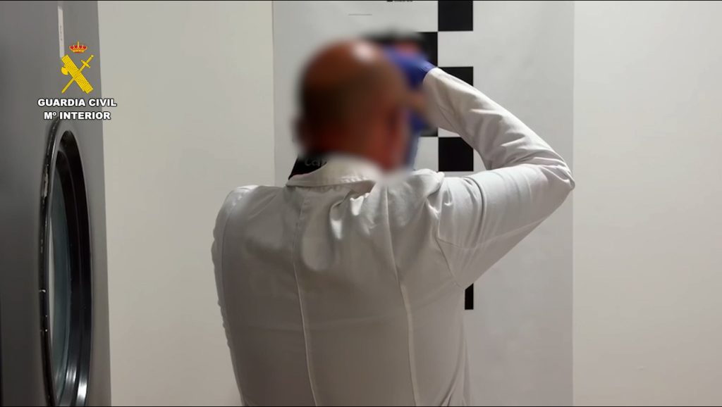Agentes de la Guardia Civil investigando tras la detención de dos personas por secuestro y robo de criptomonedas en Finestrat.