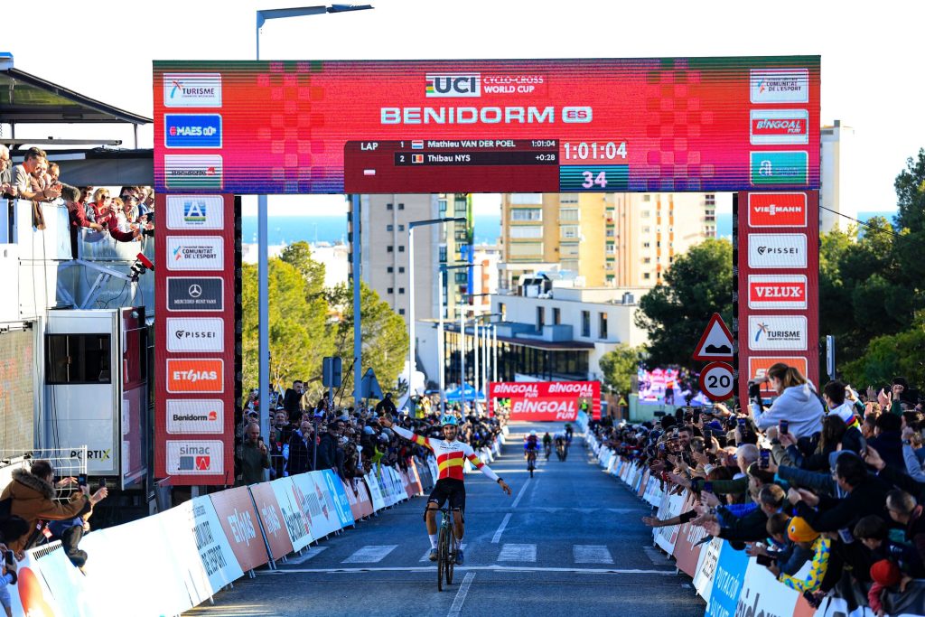 Felipe Orts cruzando la línea de meta en la Copa del Mundo de Ciclocross Benidorm 2026. Leyenda: El ciclista Felipe Orts cruza la abarrotada línea de meta durante la prueba de 2026. / Foto: Sprint Cycling.