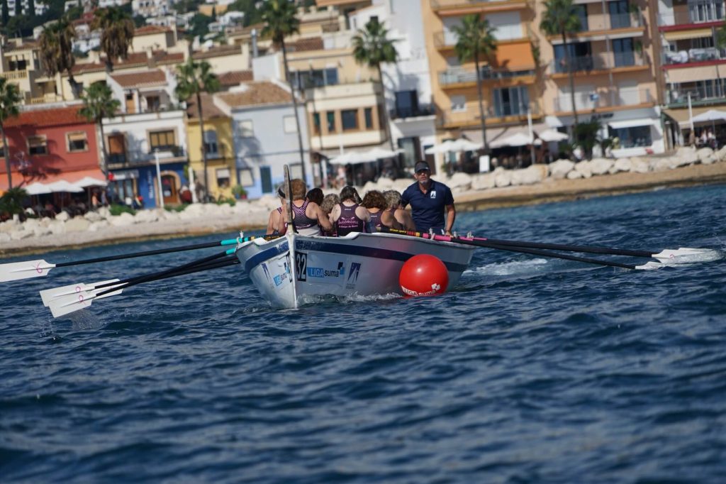 El Desafío contra el cáncer de mama suma más de 100 remeros en la regata solidaria de Jávea