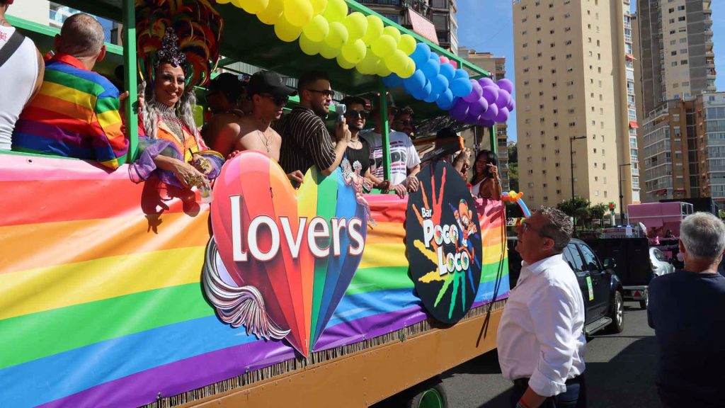 El Benidorm Pride bate récords con un multitudinario desfile de más de 20.000 personas