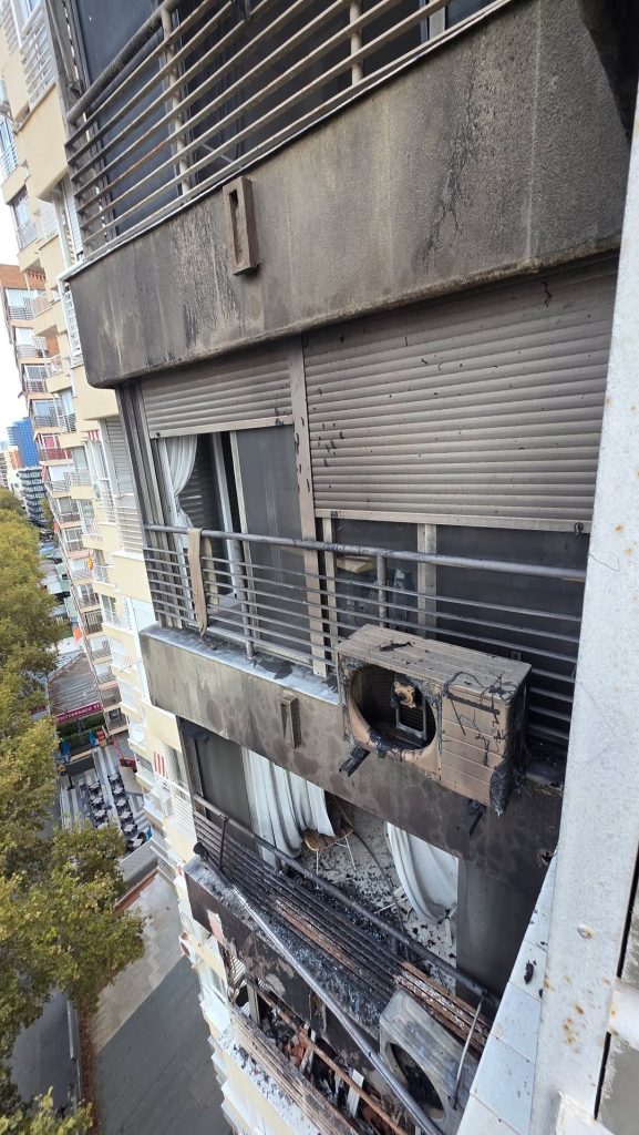 Un incendio calcina un piso en la novena planta de un edificio en la Avenida Mediterráneo de Benidorm