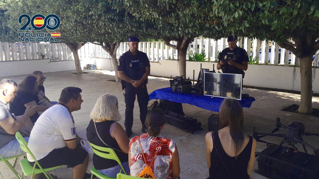 La Policía Nacional de Benidorm exhibe sus medios técnicos y aéreos ante colectivos vulnerables de la Marina Baixa