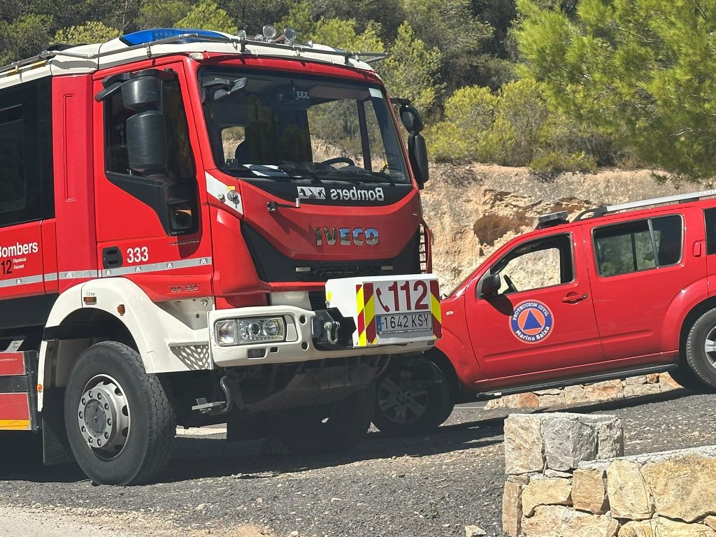 Voluntarios de Protección Civil Marina Baixa colaboran con bomberos y regulan el tráfico en la CV-70 tras reactivarse focos en el incendio de Polop.