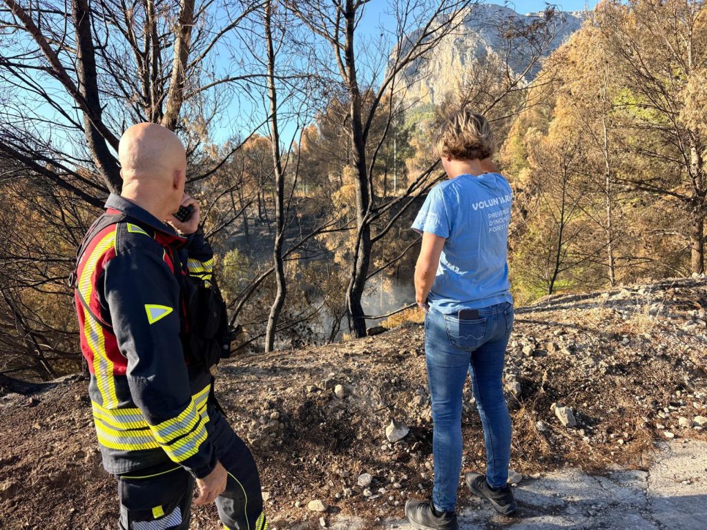 Voluntarios de Protección Civil Marina Baixa colaboran con bomberos y regulan el tráfico en la CV-70 tras reactivarse focos en el incendio de Polop.