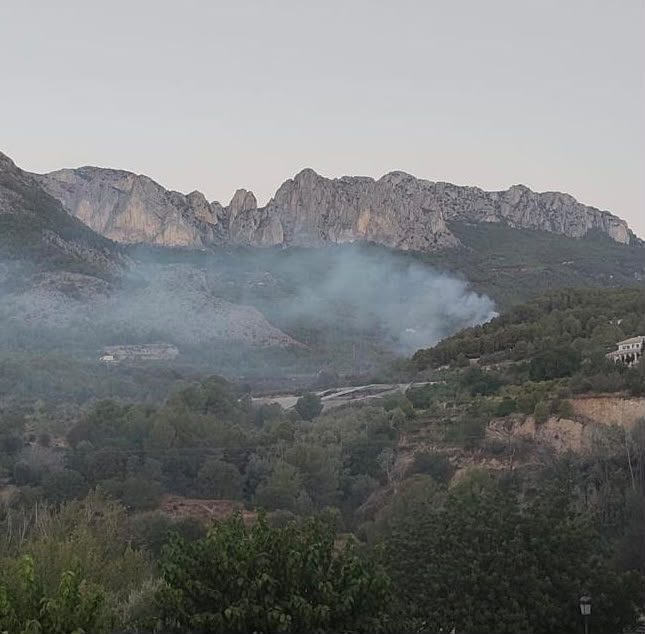 Voluntarios de Protección Civil Marina Baixa colaboran con bomberos y regulan el tráfico en la CV-70 tras reactivarse focos en el incendio de Polop.
