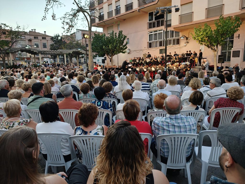 Callosa d’en Sarrià presenta el cartel y el libro de las Fiestas de Moros y Cristianos 2026