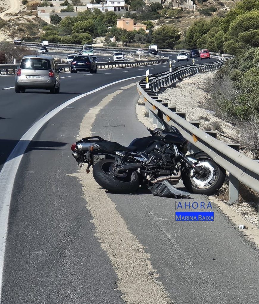 Un vehículo se da a la fuga tras tirar a un motorista en la AP-7 a la altura de Villajoyosa 0