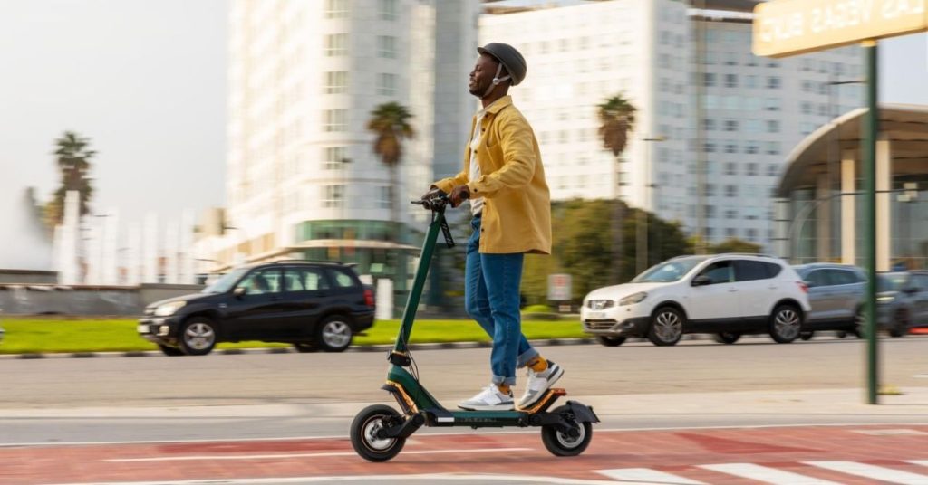 Casco obligatorio y 15 años como edad mínima: las nuevas reglas de la DGT para patinetes