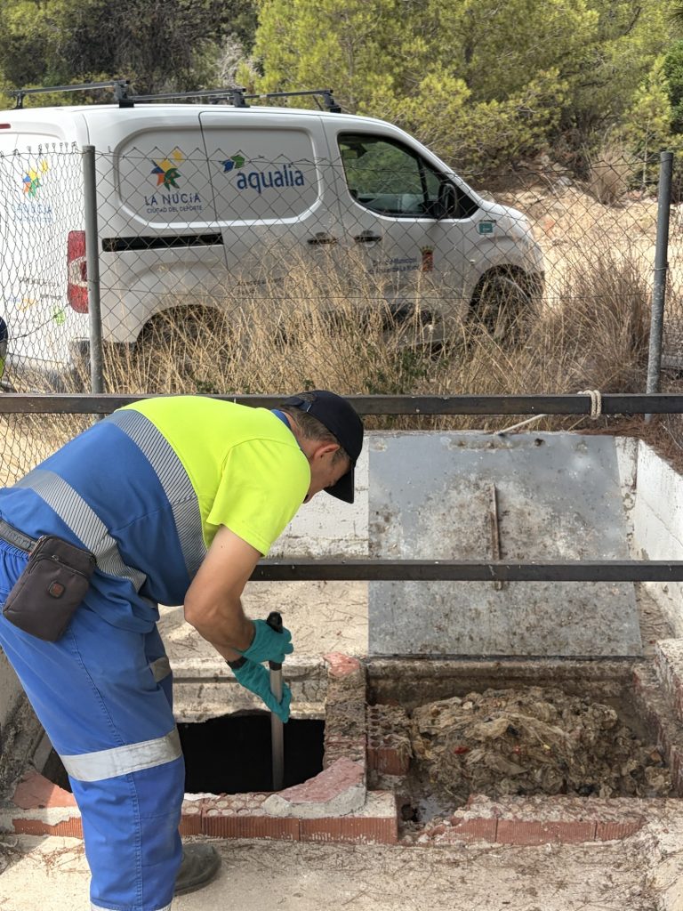Tirar las toallitas húmedas al inodoro provoca atascos en la red de alcantarillado de La Nucía