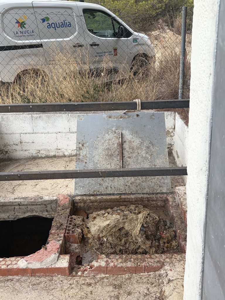 Tirar las toallitas húmedas al inodoro provoca atascos en la red de alcantarillado de La Nucía